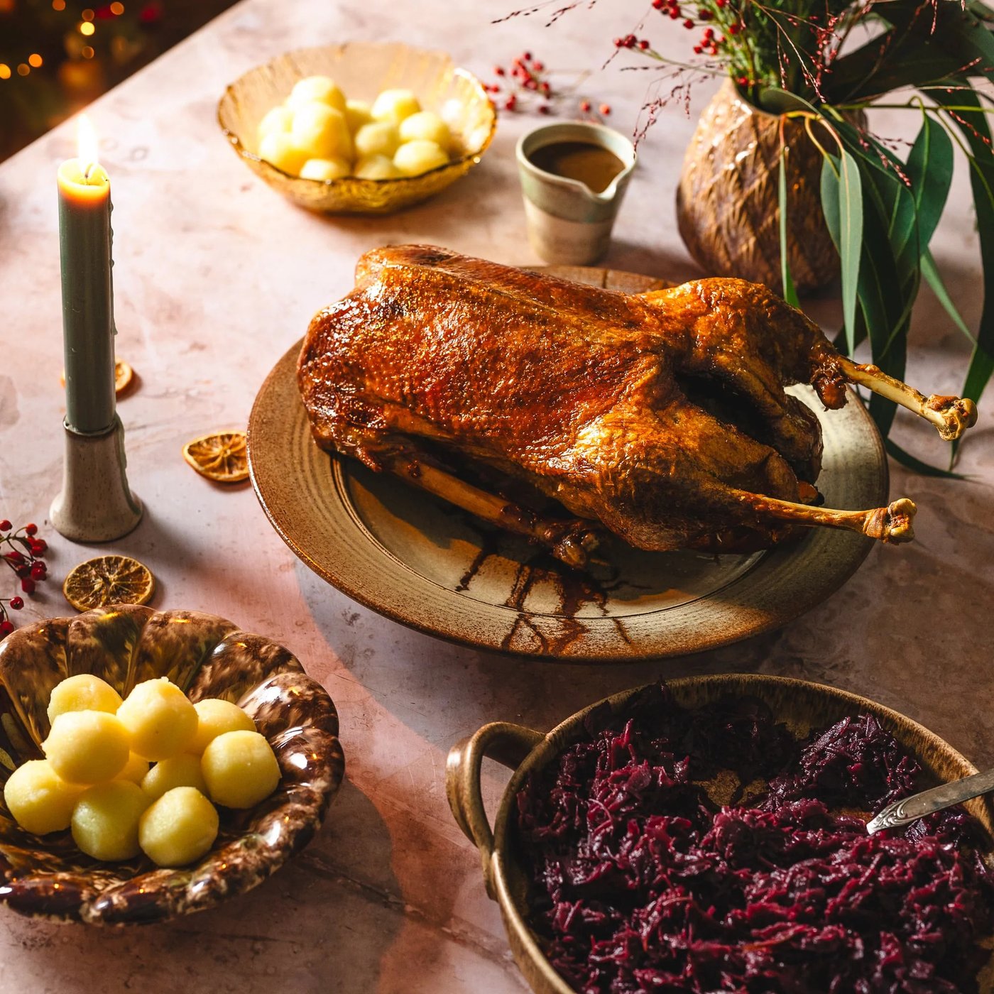 Klassische Weihnachtsgans für 4 Personen mit Rotkohl, Knödeln und Bratensauce